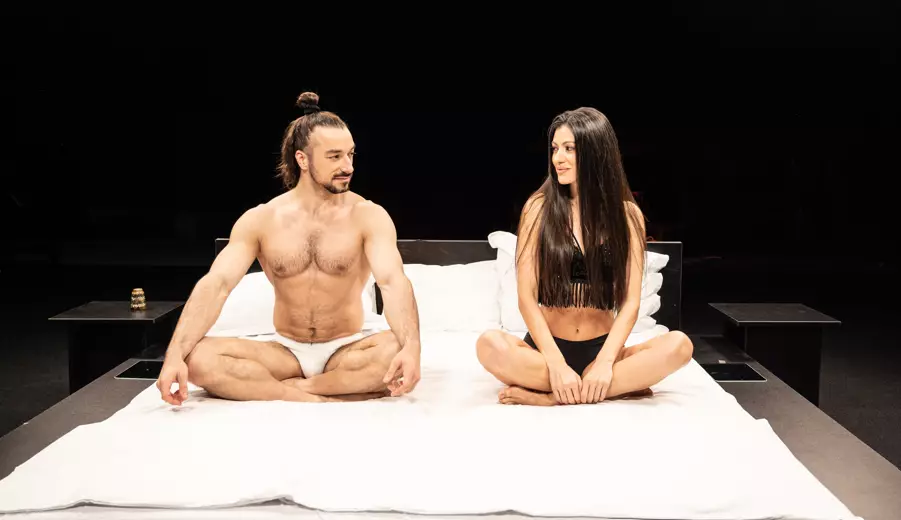 La Undressed, un profesor de yoga &icirc;i arată c&acirc;teva mișcări &icirc;n pat unei concurente la Miss Universe